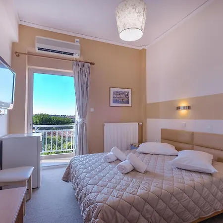 Hotel Taxiarhis 3*